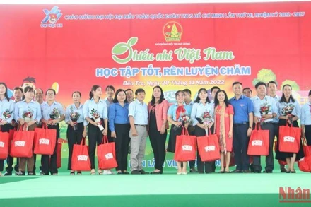 Lãnh đạo tham dự ngày hội tặng quà cho giáo viên làm Tổng phụ trách Đội.