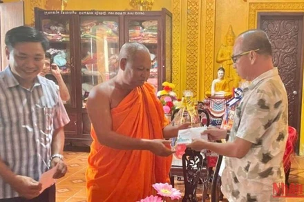 Ông Lâm Minh Cường, Giám đốc Công ty TNHH Một thành viên Minh Cường tặng quà tại chùa Cái Thum của đồng bào Khmer ở huyện vùng sâu Hồng Dân (Bạc Liêu).