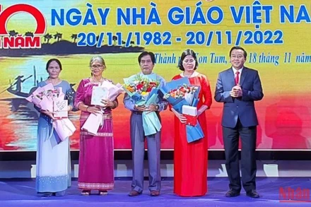 Chủ tịch Ủy ban nhân dân thành phố Kon Tum Nguyễn Thanh Mân tặng hoa cho các Nhà giáo ưu tú trên địa bàn.