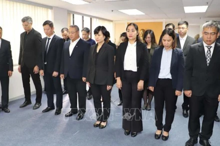 Cán bộ, nhân viên Tổng Lãnh sự quán Việt Nam tại Hong Kong và Ma Cao (Trung Quốc) cùng các cơ quan đại diện ngoại giao tại lễ viếng Tổng Bí thư Nguyễn Phú Trọng.