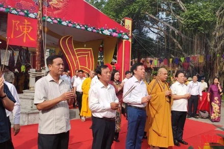 Các đại biểu dâng hương tưởng niệm 722 năm ngày mất Hưng Đạo Đại vương Trần Quốc Tuấn.