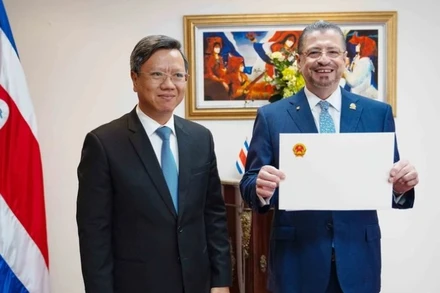 Đại sứ Việt Nam tại Cuba, kiêm nhiệm Costa Rica Lê Quang Long trang trọng trình Quốc thư lên Tổng thống Rodrigo Chaves Robles. (Nguồn: TTXVN)