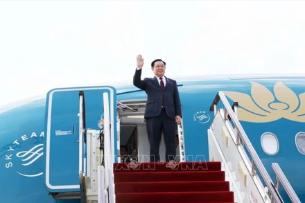 Chủ tịch Quốc hội Vương Đình Huệ đến Sân bay quốc tế Trường Thủy Côn Minh. (Ảnh: TTXVN)