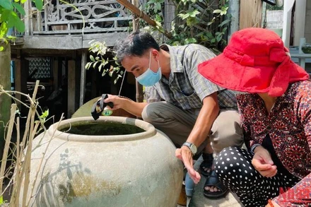 Kiểm tra, xử lý các ổ bọ gậy ngăn ngừa bùng phát dịch sốt xuất huyết.