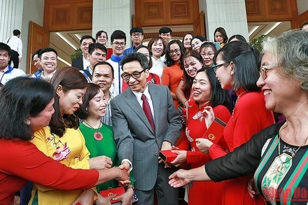 Phó Thủ tướng Vũ Đức Đam cùng các đại biểu chương trình “Chia sẻ cùng thầy cô” năm 2022.