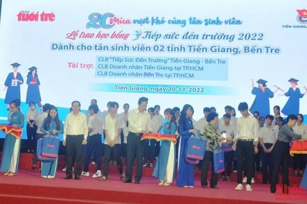 Trao 92 học bổng và quà cho các tân sinh viên có hoàn cảnh khó khăn.