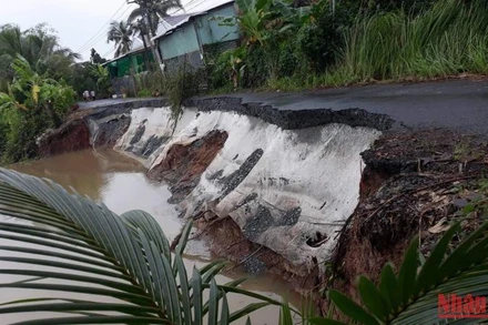 Sạt lở tại tuyến kênh Ba Rài thuộc xã Hội Xuân, huyện Cai Lậy (Tiền Giang) gây khó khăn cho người dân qua lại trên tuyến đường này.