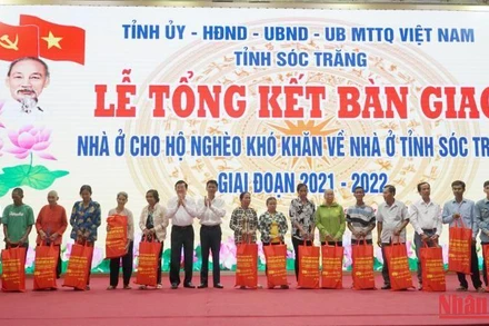 Nguyên Chủ tịch nước Trương Tấn Sang và Bí thư Tỉnh ủy Lâm Văn Mẫn tặng quà Tết cho hộ nghèo.