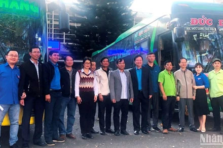 Chuyến xe nghĩa tình miễn phí đưa công nhân, lao động nghèo về quê đón Tết.