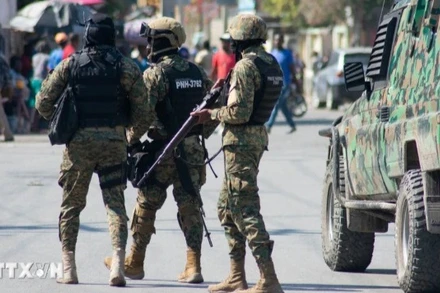 Cảnh sát siết chặt an ninh tại Port-au-Prince, Haiti. (Ảnh: AFP/TTXVN)