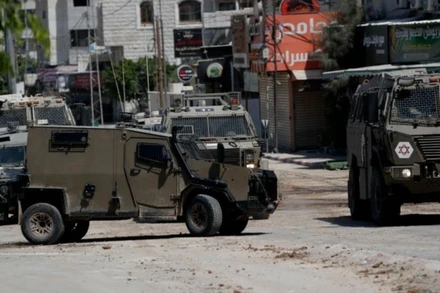 Xe quân sự Israel được triển khai tại Tulkarm, Bờ Tây, ngày 22/8/2024. (Ảnh: THX/TTXVN)