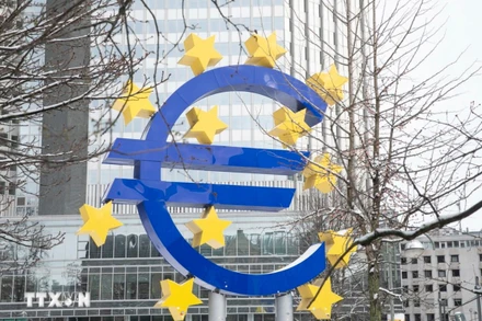 Biểu tượng đồng euro tại Frankfurt, Đức. Ảnh: THX/TTXVN.