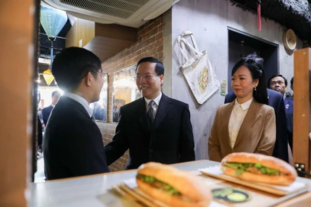 Chủ tịch nước Võ Văn Thưởng và Phu nhân thăm nhà hàng "Bánh mì Xin chào" tại Tokyo do hai cựu lưu học sinh Việt Nam thành lập. ̣(Ảnh: baoquocte.vn)