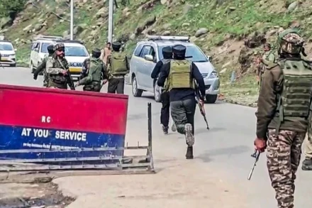 Lực lượng an ninh Ấn Độ được triển khai tại hiện trường vụ khách du lịch bị tấn công ở Pahalgam, Jammu và Kashmir, ngày 22/4/2025. (Ảnh: ANI/TTXVN)