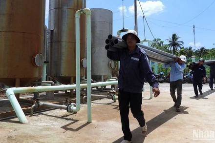 Vận chuyển vật tư phục vụ mở rộng tuyến ống nhánh cung cấp nước sạch vùng nông thôn Cà Mau.