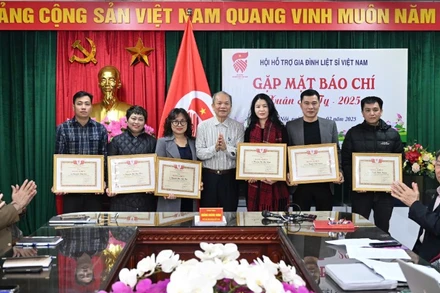 Trao Bằng khen cho cán bộ, phóng viên các cơ quan báo chí.