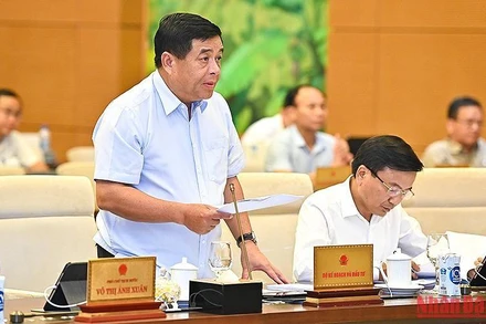 Bộ trưởng Kế hoạch và Đầu tư Nguyễn Chí Dũng trình bày tờ trình tại phiên họp. (Ảnh: DUY LINH)