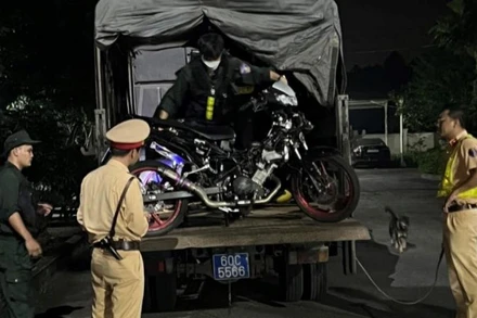 Công an tạm giữ phương tiện của nhóm thanh niên tham gia đua xe trái phép.