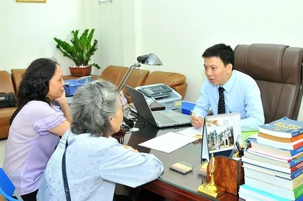 Luật sư tư vấn, trợ giúp pháp lý cho người dân. (Ảnh: LÊ HOẢNG) 