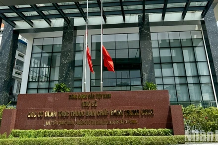 Nhiều trụ sở tại Thành phố Hồ Chí Minh treo cờ rủ trong ngày đầu Quốc tang nguyên Chủ tịch Đảng Nhân dân Cách mạng Lào, nguyên Chủ tịch nước Cộng hòa Dân chủ Nhân dân Lào Khamtay Siphandone. 