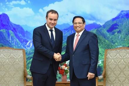 Thủ tướng Phạm Minh Chính đón Bộ trưởng Quân đội Cộng hòa Pháp Sébastien Lecornu.