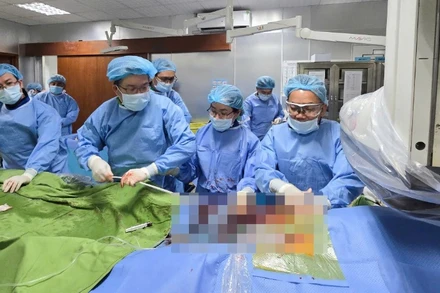 Các bác sĩ khoa Tim mạch-Lồng ngực, Bệnh viện Thống Nhất quyết định áp dụng phương pháp thay van động mạch chủ qua da.