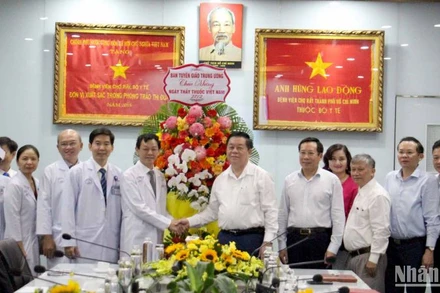 Đồng chí Nguyễn Trọng Nghĩa, Bí thư Trung ương Đảng, Trưởng Ban Tuyên giáo Trung ương biểu dương những nỗ lực của các cán bộ, y, bác sĩ tại Bệnh viện Chợ Rẫy.