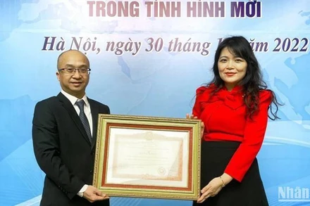 Đại diện Công ty TNHH AstraZeneca Việt Nam (phải) nhận Bằng khen của Thủ tướng Chính phủ. (Ảnh: Công ty cung cấp).