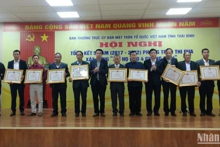 Lãnh đạo Ủy ban Mặt trận Tổ quốc Việt Nam tỉnh Thái Bình và Ban Dân vận Tỉnh ủy Thái Bình trao Bằng khen cho tập thể, cá nhân đạt thành tích xuất sắc trong thực hiện phong trào thi đua “Xứ, họ đạo 4 gương mẫu”.