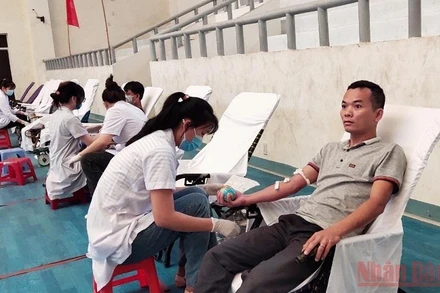 Đông đảo cán bộ, chiến sĩ, người lao động và nhân dân thành phố Tuy Hòa tham gia hiến máu hưởng ứng Chương trình Hành trình Đỏ năm 2022.