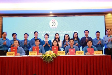 Lãnh đạo Liên đoàn lao động các tỉnh Cụm thi đua số 3 khu vực đồng bằng sông Hồng ký kết giao ước thi đua năm 2025.