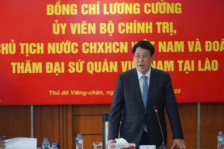 Chủ tịch nước Lương Cường phát biểu tại cuộc gặp với cán bộ, nhân viên Đại sứ quán Việt Nam tại Lào.