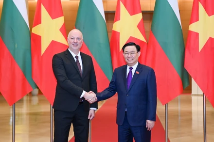 Chủ tịch Quốc hội Vương Đình Huệ và Chủ tịch Quốc hội nước Cộng hòa Bulgaria Rossen Dimitrov Jeliazkov tại lễ đón.