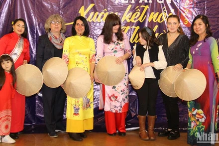 Phụ nữ Pháp rất ấn tượng với áo dài, nón lá của phụ nữ Việt Nam.