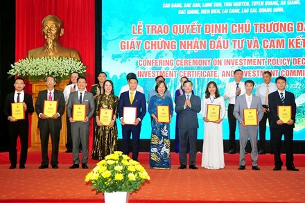 Đồng chí Nguyễn Văn Sơn, Chủ tịch UBND tỉnh Tuyên Quang trao Thỏa thuận hợp tác khai thác phát triển du lịch cho các công ty, tập đoàn.