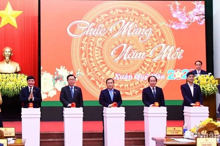 Chủ tịch Quốc hội Vương Đình Huệ và các đại biểu bấm nút khởi công xây dựng công trình cầu Nhật Lệ 3. 