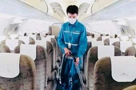 Anh Đông thực hiện nhiệm vụ trên một máy bay.