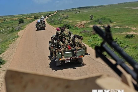 Binh sĩ Somalia tuần tra. (Ảnh: AFP/TTXVN)