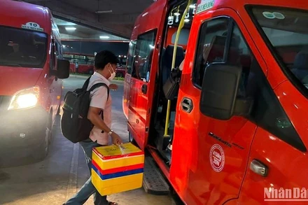 Người dân được trung chuyển miễn phí khi đến Bến xe Miền Đông mới để đi lại.