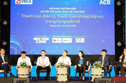 Đại biểu thảo luận các giải pháp khuyến khích người dân sử dụng thẻ, ngân hàng điện tử trong các giao dịch thanh toán. (Ảnh: PHONG NGUYÊN)