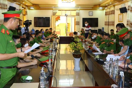 Cơ quan Cảnh sát điều tra, Công an tỉnh Nam Định tống đạt các quyết định khởi tố bị can, bắt tạm giam đối với 5 cán bộ CDC tỉnh hồi cuối tháng 4/2022.
