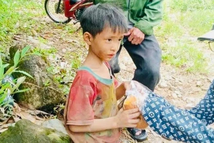 Cháu L được tìm thấy trong trạng thái khỏe mạnh. (Ảnh do người dân cung cấp)