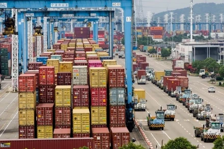 Quang cảnh cảng hàng hóa tại tỉnh Chiết Giang, Trung Quốc. (Nguồn: THX/TTXVN)