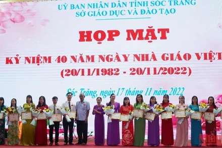 Vinh danh các giáo viên tiêu biểu trong tỉnh Sóc Trăng. 