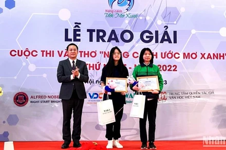 Ban tổ chức trao hai giải A cho hai học sinh có tác phẩm tốt nhất cuộc thi.