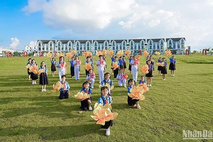 Một cảnh quay trong MV “Tiến bước lên Đoàn”.