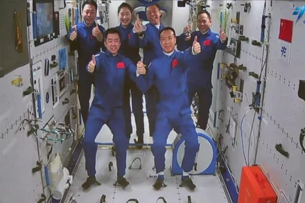 Sáu phi hành gia Trung Quốc cùng lúc có mặt trên trạm vũ trụ. (Ảnh: Nhân dân nhật báo)