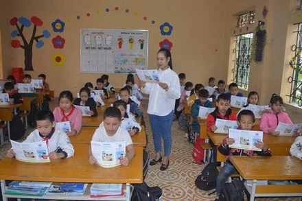 Cán bộ Bảo hiểm xã hội tỉnh Tuyên Quang tuyên truyền về lợi ích của bảo hiểm y tế tại Trường tiểu học Vĩnh Lợi, huyện Sơn Dương.