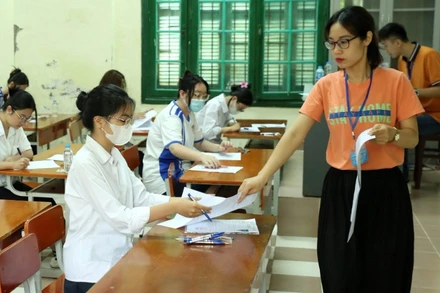 Thí sinh dự thi kỳ thi THPT quốc gia năm 2024 tại điểm thi Trường THPT Chu Văn An (Hà Nội). (Ảnh NGỌC MAI)