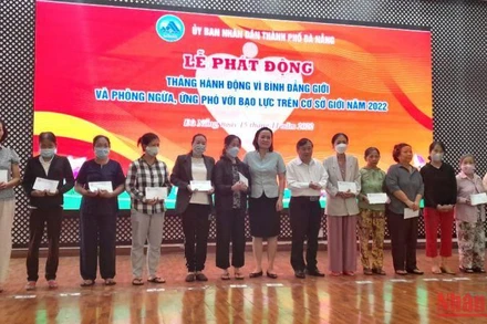 Trao quà cho phụ nữ khó khăn. 